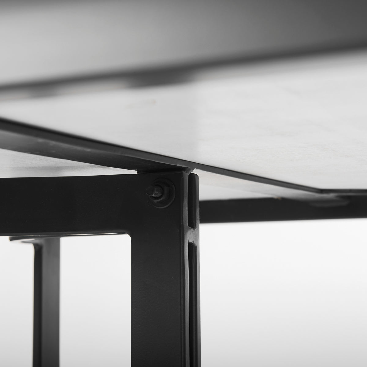 Tanner dining table, marble detail