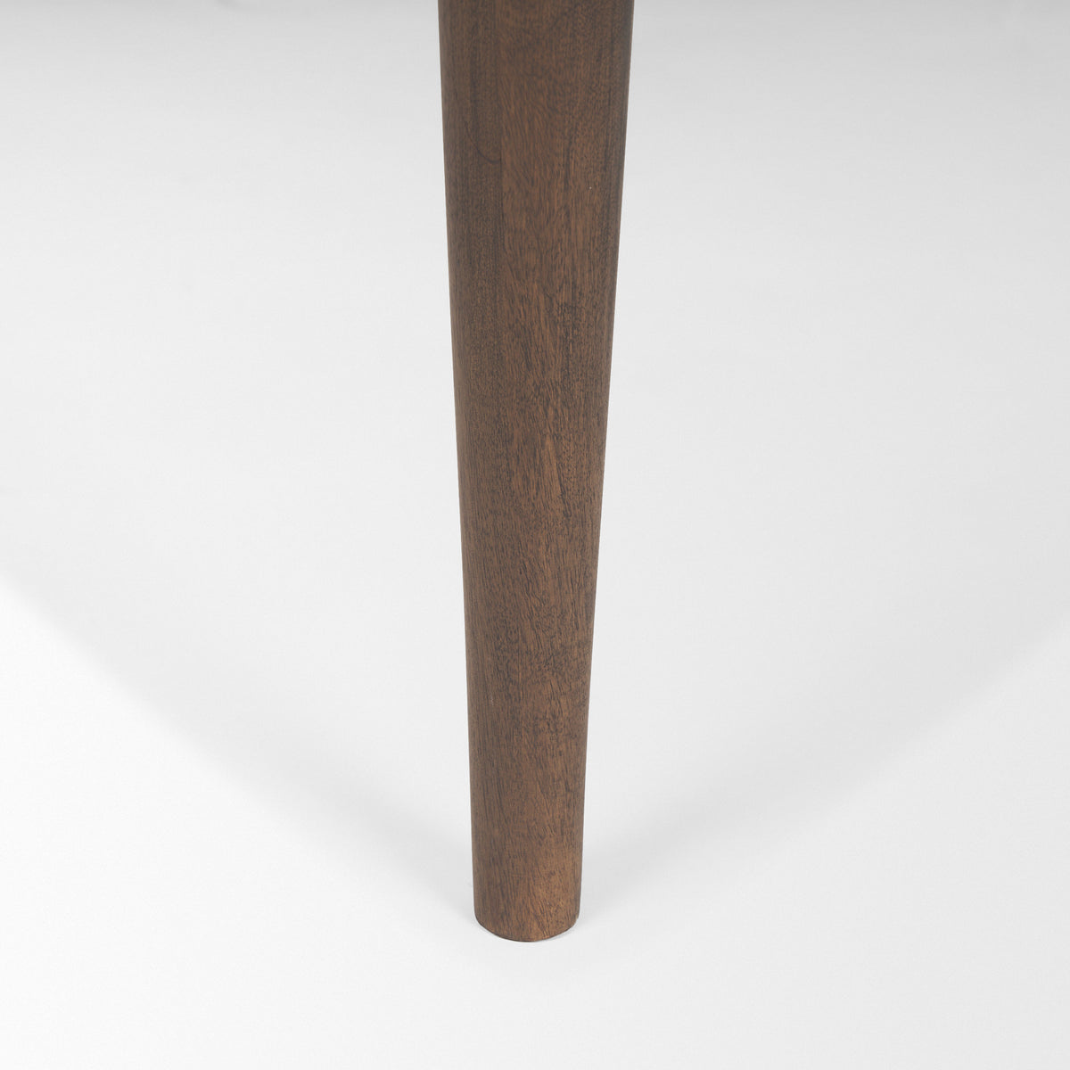 Suvan dining table in med-dark brown, edge detail