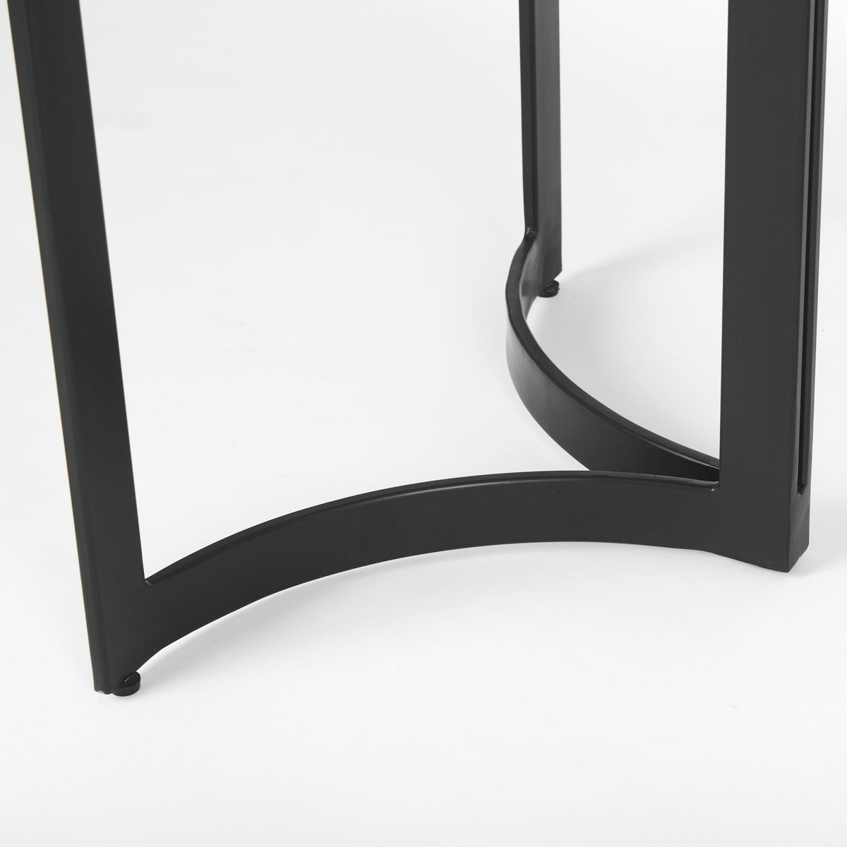 Tanner dining table, base detail